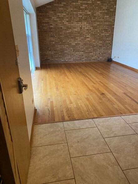 Building Photo - 920 N Milwaukee Ave