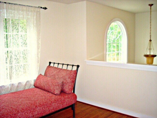 Building Photo - 3-4 BR / 2.5 BA Lovely Two-Story in The Highlands