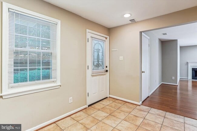 Building Photo - 102 Barnsfield Ct