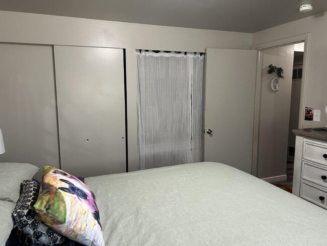 Building Photo - "Charming 2-Bed Oasis with 900 Sq Ft of Comfort in Washington Terrace!"