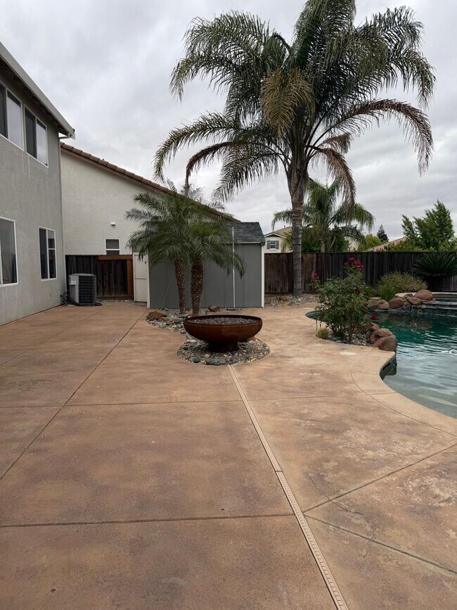 Building Photo - Gorgous 4 bedroom, 3 full bath home with pool