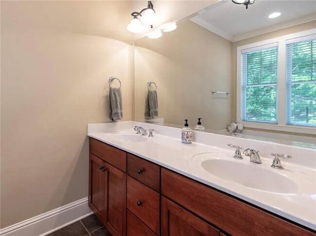 Building Photo - 1060 Tailwater