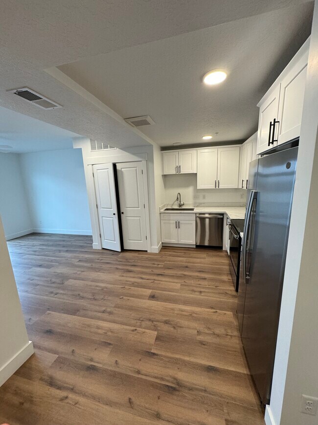 Building Photo - 98 E Center St