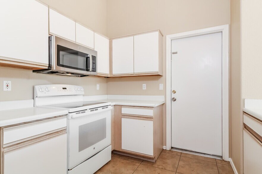 Building Photo - 9015 W Roanoke Ave