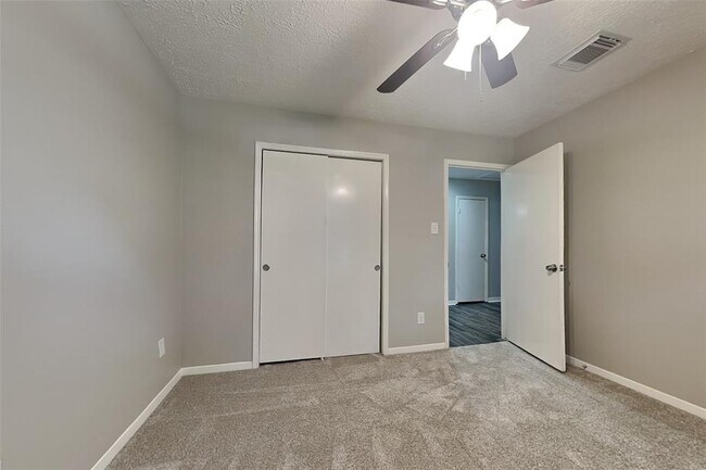 Building Photo - 10010 Crescent Moon Dr
