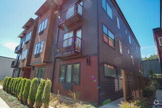 Building Photo - Modern & Spacious 1 Bedroom + Office with ...
