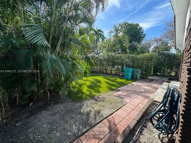 Building Photo - 11912 NE 10th Ave