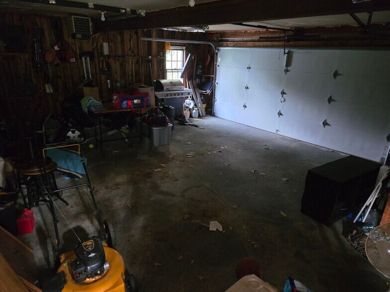 Building Photo - 18 Glen Dr