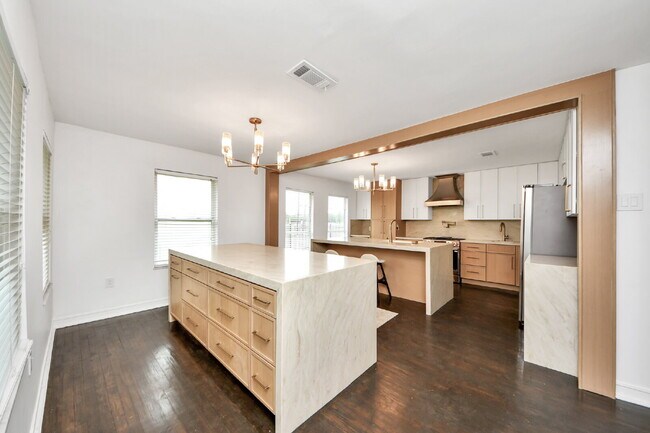 Building Photo - Luxury Living Meets Modern Elegance in the Heart of Houston