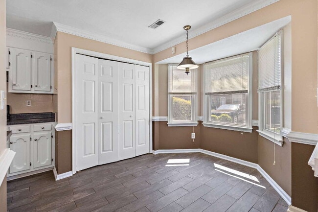 Building Photo - Churchland Townhouse