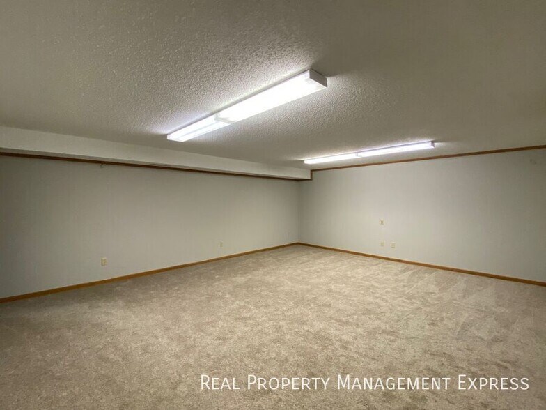 Building Photo - Spacious 4 bedroom 3 bathroom