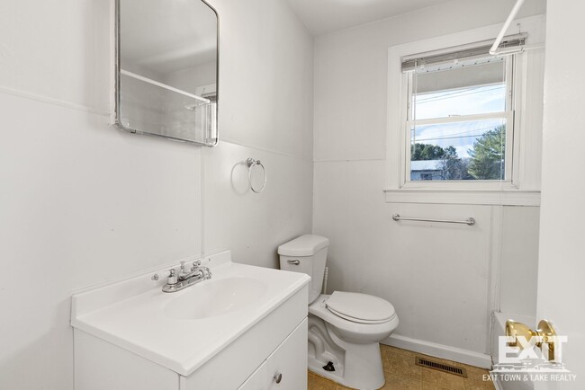 Building Photo - 3 Bedroom/1 Bathroom Brick Ranch For Rent