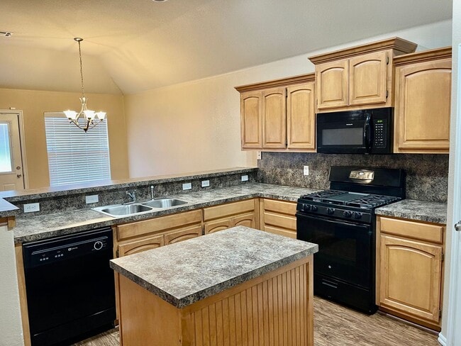 Building Photo - 4 bed 2 bath - Law Enforcement discount.