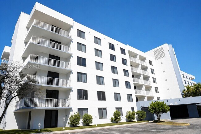Building Photo - 901 Hillcrest Dr