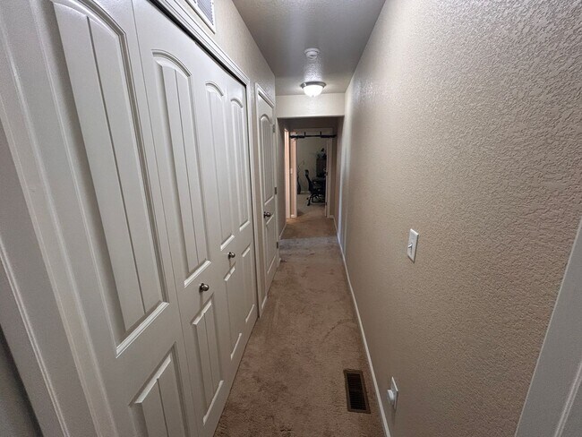 Building Photo - Quiet 2 bed 3 bath home in the 80923 area!!