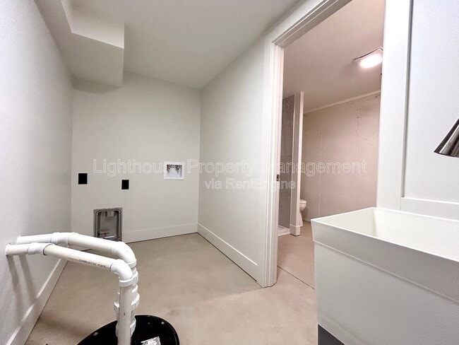 Building Photo - 1505 N Green Creek Rd