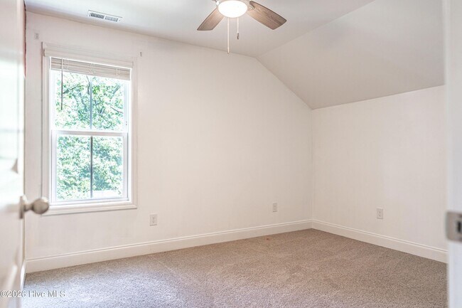 Building Photo - 170 Lakeview Dr