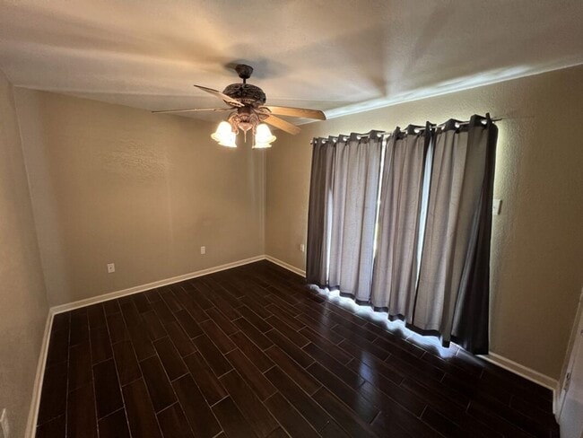 Building Photo - Fully Renovated 3 Bedroom Apartment in Pri...