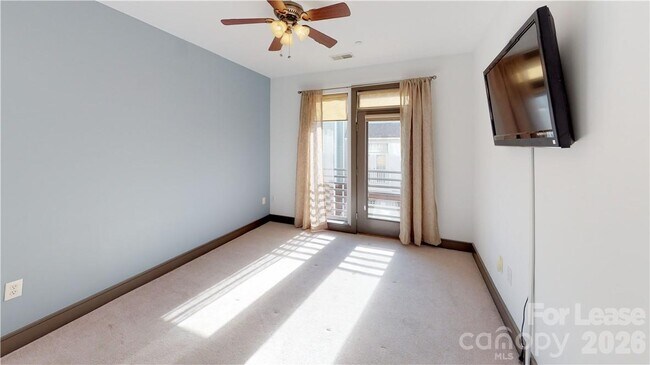 Building Photo - 2200 Lyndhurst Ave