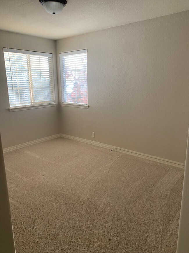 Building Photo - 7117 Heatherwood Dr