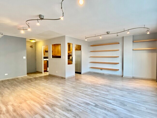 Building Photo - 6157 N Sheridan Rd