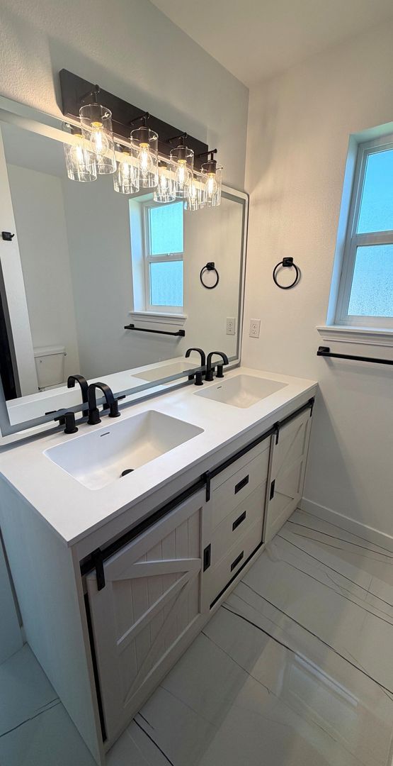 Building Photo - Newly remodeled 4 bedrrom 2.5 bathroom