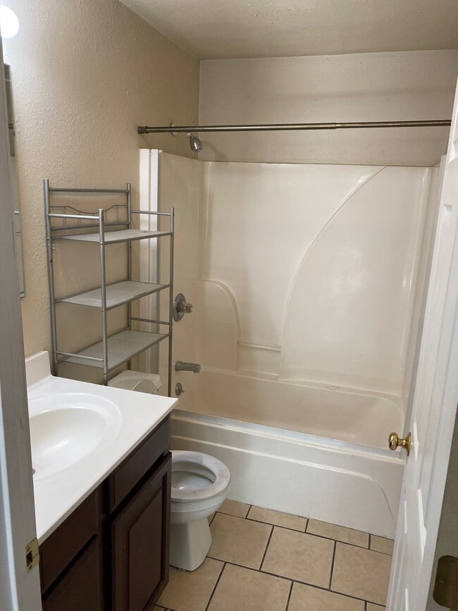 Building Photo - 319 E Mill St