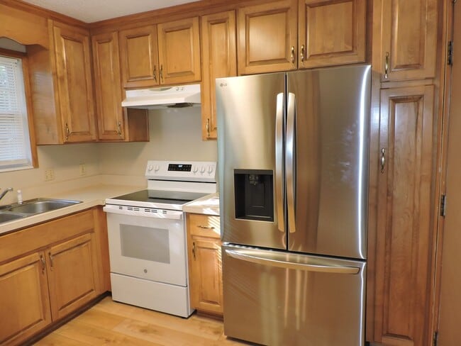 Building Photo - Convenient to interstate, schools & shopping!