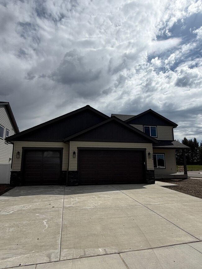 Building Photo - Beautiful & Brand New 4 bd/2.5 ba Home