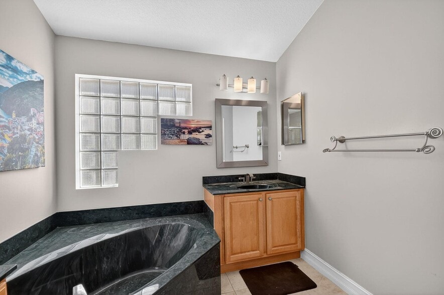 Building Photo - 2725 Pointe Cir