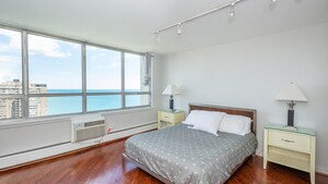 Building Photo - 6171 N Sheridan Rd