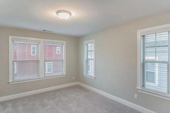 Building Photo - 611 N Main St