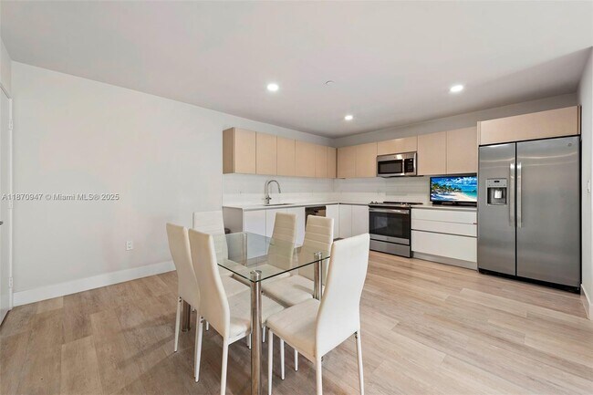 Building Photo - Distinctive 3-Bedroom Garden Villa in Aven...