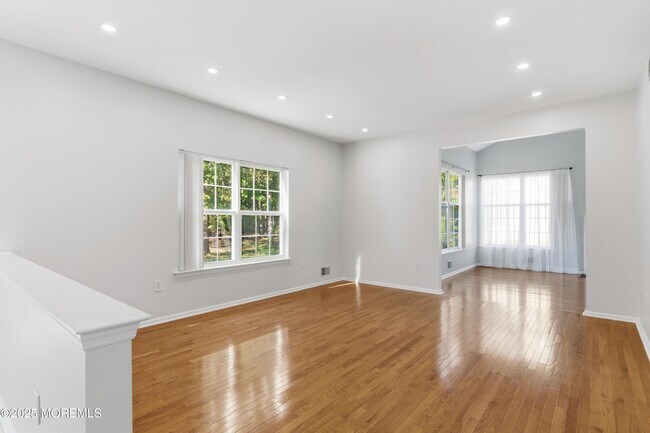Building Photo - 857 Woodbury Dr