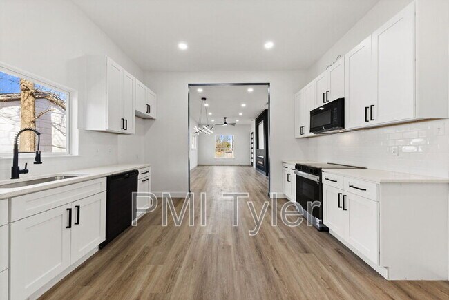 Building Photo - 1279 Bonham St