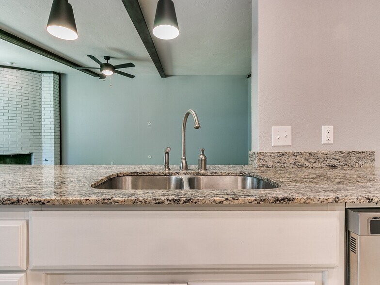 Building Photo - 9906 Mantle Dr