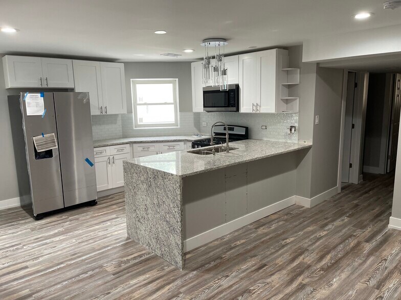 Gourmet kitchen - 6420 S Saint Lawrence Ave