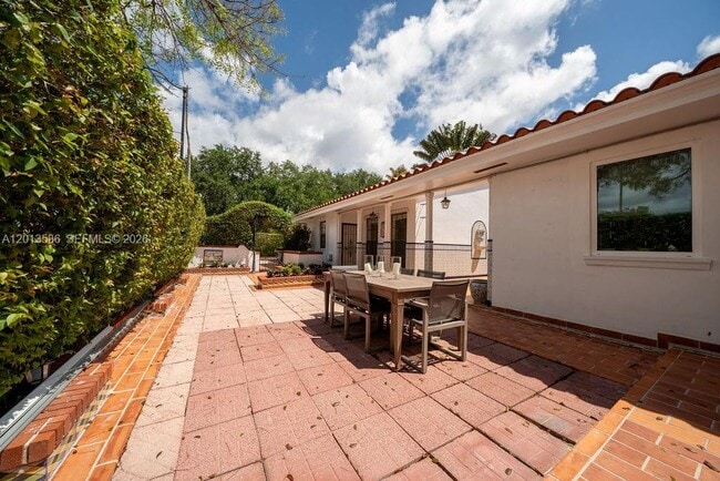 Building Photo - 1550 S Greenway Dr