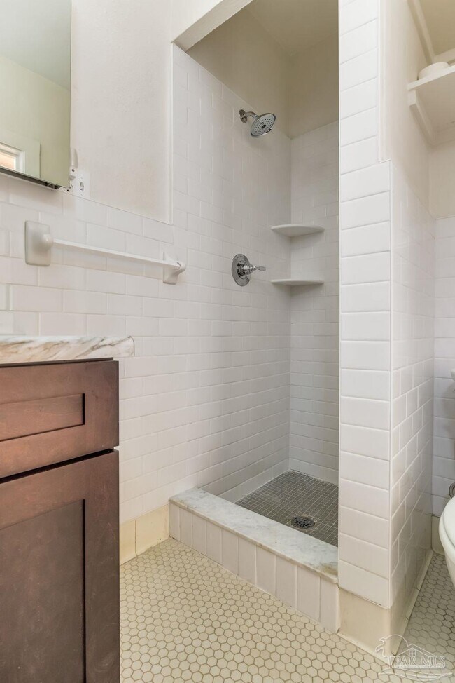 Building Photo - 1515 E Lakeview Ave