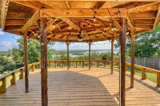 Building Photo - 207 Mountain Top