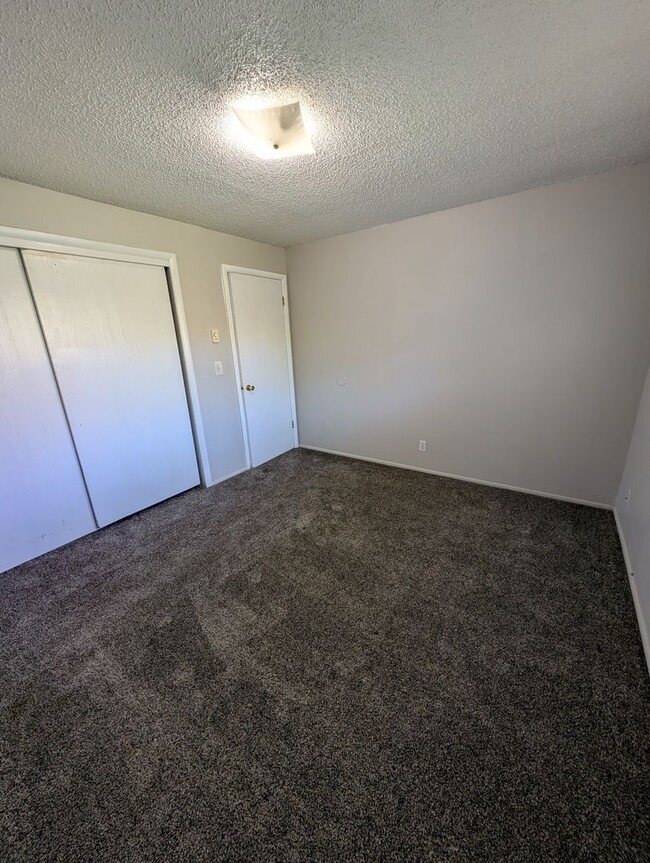 Building Photo - 1827 S Fairway Dr