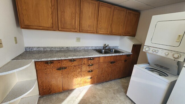 Building Photo - 2 Bedroom, 1 Bathroom Apartment For Rent D...