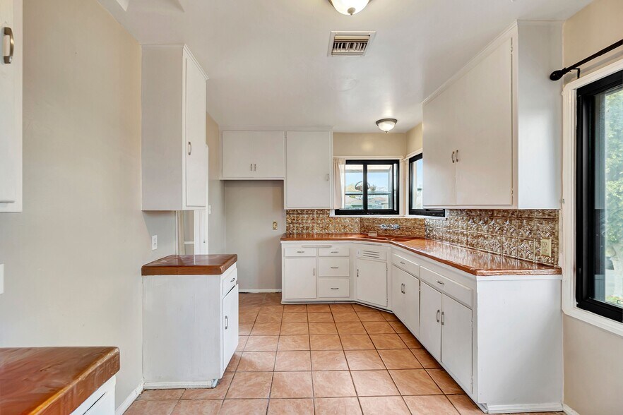 Kitchen - 2211 W 102nd St