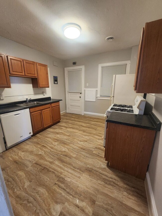 Building Photo - Two Bedroom in the heart of Old Brooklyn