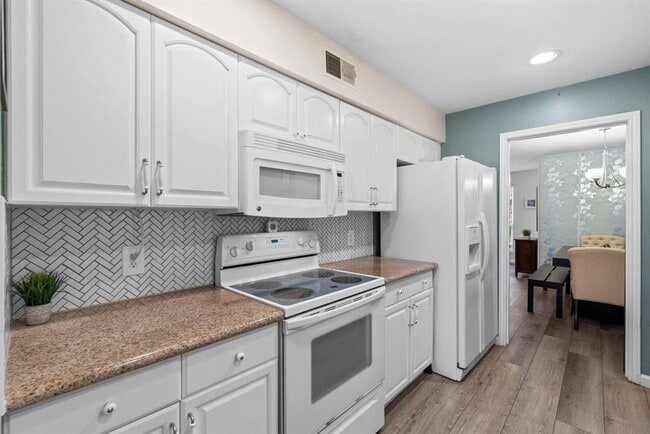 Building Photo - 10328 Briar Forest Dr