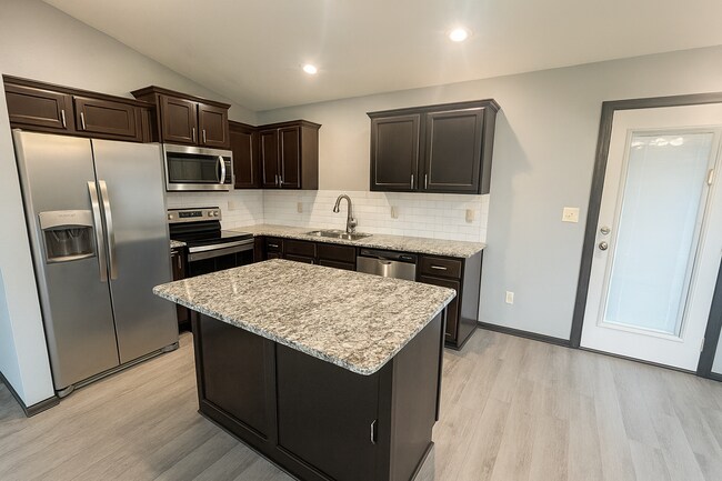 Building Photo - Welcome Home to This Spacious 5 Bedroom in Park City!