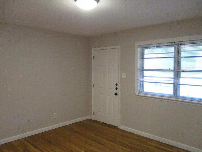 Building Photo - 1005 S 11th St