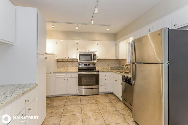 Building Photo - 1437 S Tomahawk Dr, Olathe, KS 66062