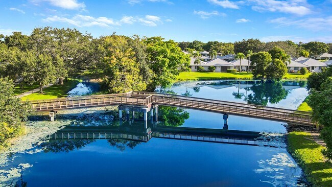 Building Photo - 820 Club Dr