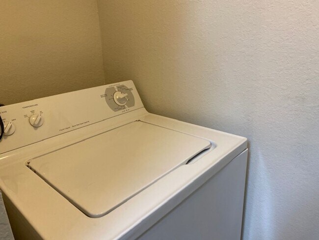 Building Photo - Spacious 1st Floor 2 Bed, 2 Bath Condo with New Carpet | Gated Community Near Universal Studios!